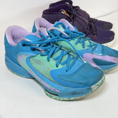 LOT 72: Nike Sneakers around size 9