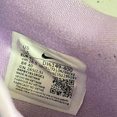 LOT 72: Nike Sneakers around size 9