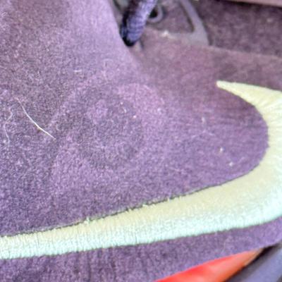 LOT 72: Nike Sneakers around size 9