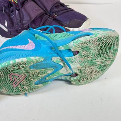 LOT 72: Nike Sneakers around size 9