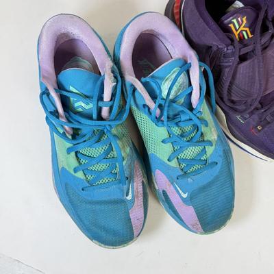 LOT 72: Nike Sneakers around size 9