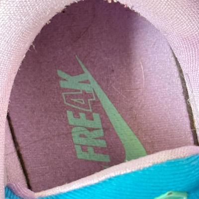 LOT 72: Nike Sneakers around size 9