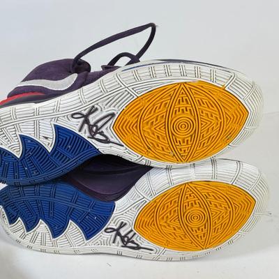 LOT 72: Nike Sneakers around size 9