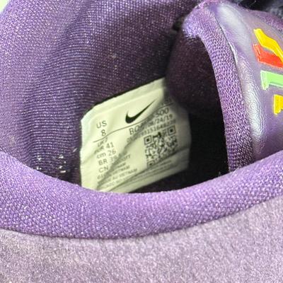 LOT 72: Nike Sneakers around size 9