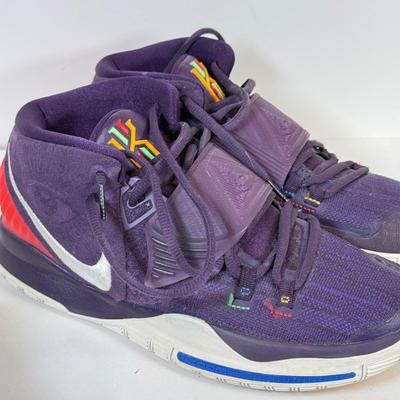 LOT 72: Nike Sneakers around size 9