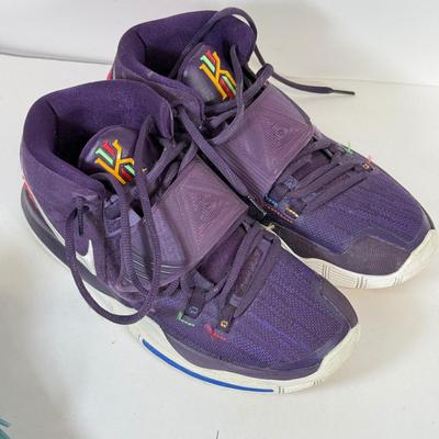 LOT 72: Nike Sneakers around size 9