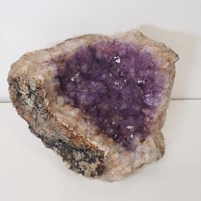 LOT 86: Large Amethyst Geode 12"