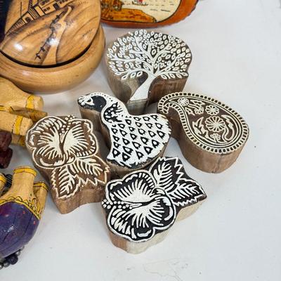 LOT 109: Wool Alpaca, Chilean Gourd Tea Cup w/ Filtered Straw, Corno Gobbo Ornament & More