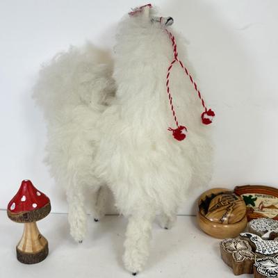 LOT 109: Wool Alpaca, Chilean Gourd Tea Cup w/ Filtered Straw, Corno Gobbo Ornament & More