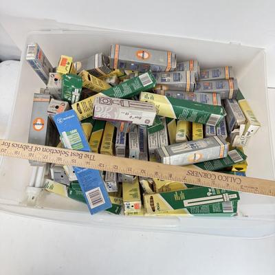 LOT 120: Collection of Small Flourescent Light Bulbs
