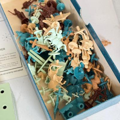 LOT 122: Vintage Games: Feudal, Dominoes, Castle Risk & More