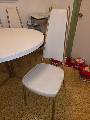 McM breakfast table and chairs