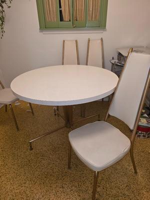 McM breakfast table and chairs