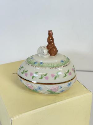 LOT 165: Lenox Disney Animated Classics Mickey & Minnie Mouse Salt and Pepper Shakers w/ Box, Egg Trinket Box w/ Box, Royal Doulton...