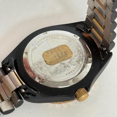 LOT 171: Men's Watches: Seiko, Tag Heuer, Pulsar, Elgin, Relic