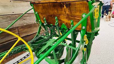 1910 RESTORED VAN BRUNT HORSE DRAWN SEED DRILL (BY JOHN DEERE)