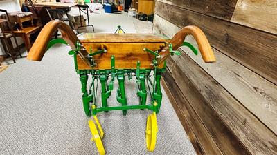 1910 RESTORED VAN BRUNT HORSE DRAWN SEED DRILL (BY JOHN DEERE)