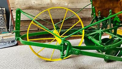 1910 RESTORED VAN BRUNT HORSE DRAWN SEED DRILL (BY JOHN DEERE)