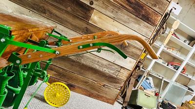 1910 RESTORED VAN BRUNT HORSE DRAWN SEED DRILL (BY JOHN DEERE)