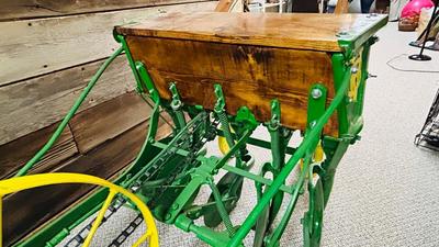 1910 RESTORED VAN BRUNT HORSE DRAWN SEED DRILL (BY JOHN DEERE)