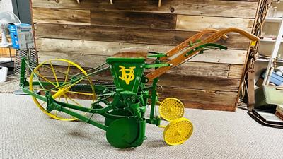 1910 RESTORED VAN BRUNT HORSE DRAWN SEED DRILL (BY JOHN DEERE)