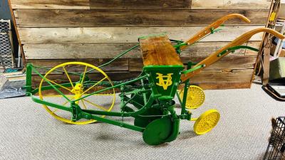 1910 RESTORED VAN BRUNT HORSE DRAWN SEED DRILL (BY JOHN DEERE)