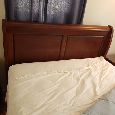 LOT 3Y: Bedroom Set with Matching Nightstands & Bedframe