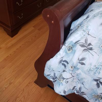 LOT 3Y: Bedroom Set with Matching Nightstands & Bedframe