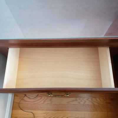 LOT 3Y: Bedroom Set with Matching Nightstands & Bedframe