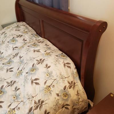 LOT 3Y: Bedroom Set with Matching Nightstands & Bedframe