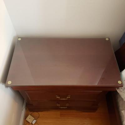 LOT 3Y: Bedroom Set with Matching Nightstands & Bedframe