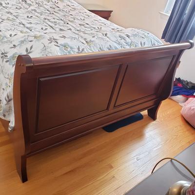 LOT 3Y: Bedroom Set with Matching Nightstands & Bedframe