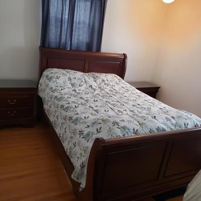 LOT 3Y: Bedroom Set with Matching Nightstands & Bedframe