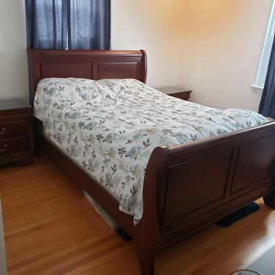 LOT 3Y: Bedroom Set with Matching Nightstands & Bedframe