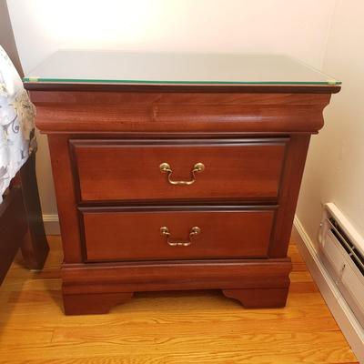 LOT 3Y: Bedroom Set with Matching Nightstands & Bedframe