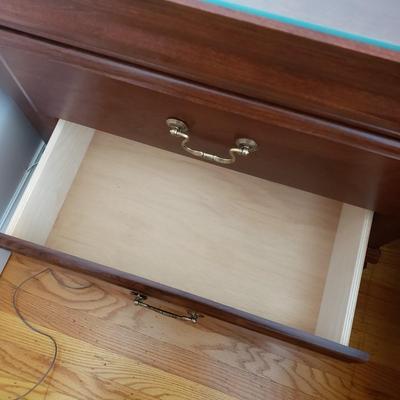 LOT 3Y: Bedroom Set with Matching Nightstands & Bedframe