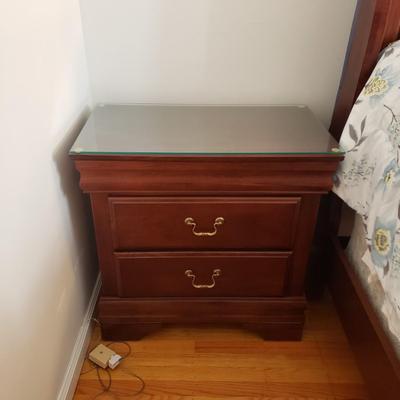 LOT 3Y: Bedroom Set with Matching Nightstands & Bedframe