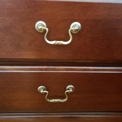 LOT 3Y: Bedroom Set with Matching Nightstands & Bedframe