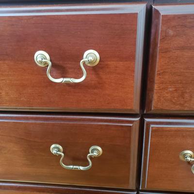 LOT 4Y: Dresser/Mirror with Two Jewelry Drawers