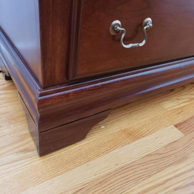 LOT 4Y: Dresser/Mirror with Two Jewelry Drawers