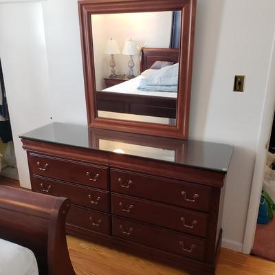 LOT 4Y: Dresser/Mirror with Two Jewelry Drawers