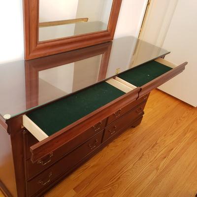 LOT 4Y: Dresser/Mirror with Two Jewelry Drawers