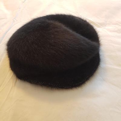 LOT 6Y: Assortment of Scarves, Gloves & Hats Some New with Tags