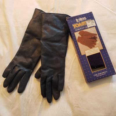 LOT 6Y: Assortment of Scarves, Gloves & Hats Some New with Tags