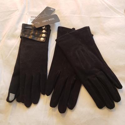 LOT 6Y: Assortment of Scarves, Gloves & Hats Some New with Tags