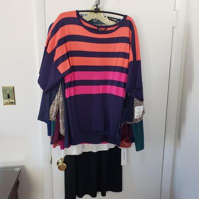 LOT 8Z: 13 New with Tags Tops-Banana Republic, Topshop & More