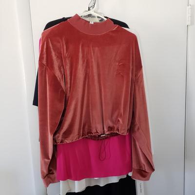 LOT 8Z: 13 New with Tags Tops-Banana Republic, Topshop & More