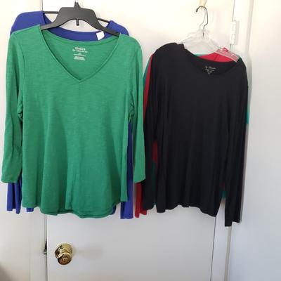 LOT 9Z: 13 Chico's Basic Solid Tops Size 1-2