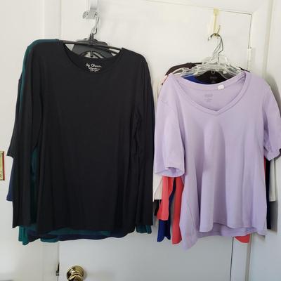 LOT 10Z: 14 Chico's Solid Tops Size 1-2