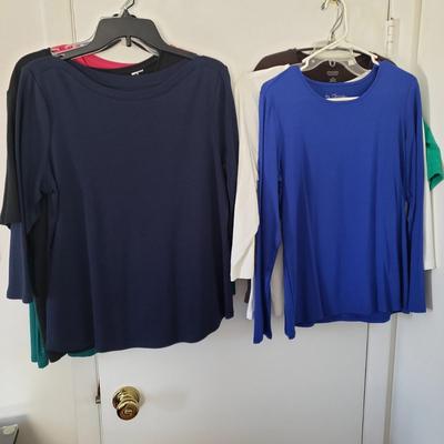 LOT 10Z: 14 Chico's Solid Tops Size 1-2